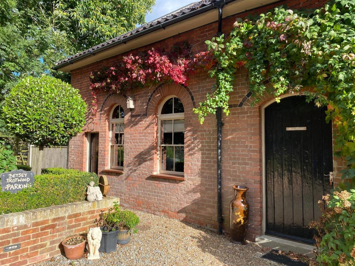 Betsey Trotwood. Historic Stylish 2-Bed Cottage. Blundeston المظهر الخارجي الصورة